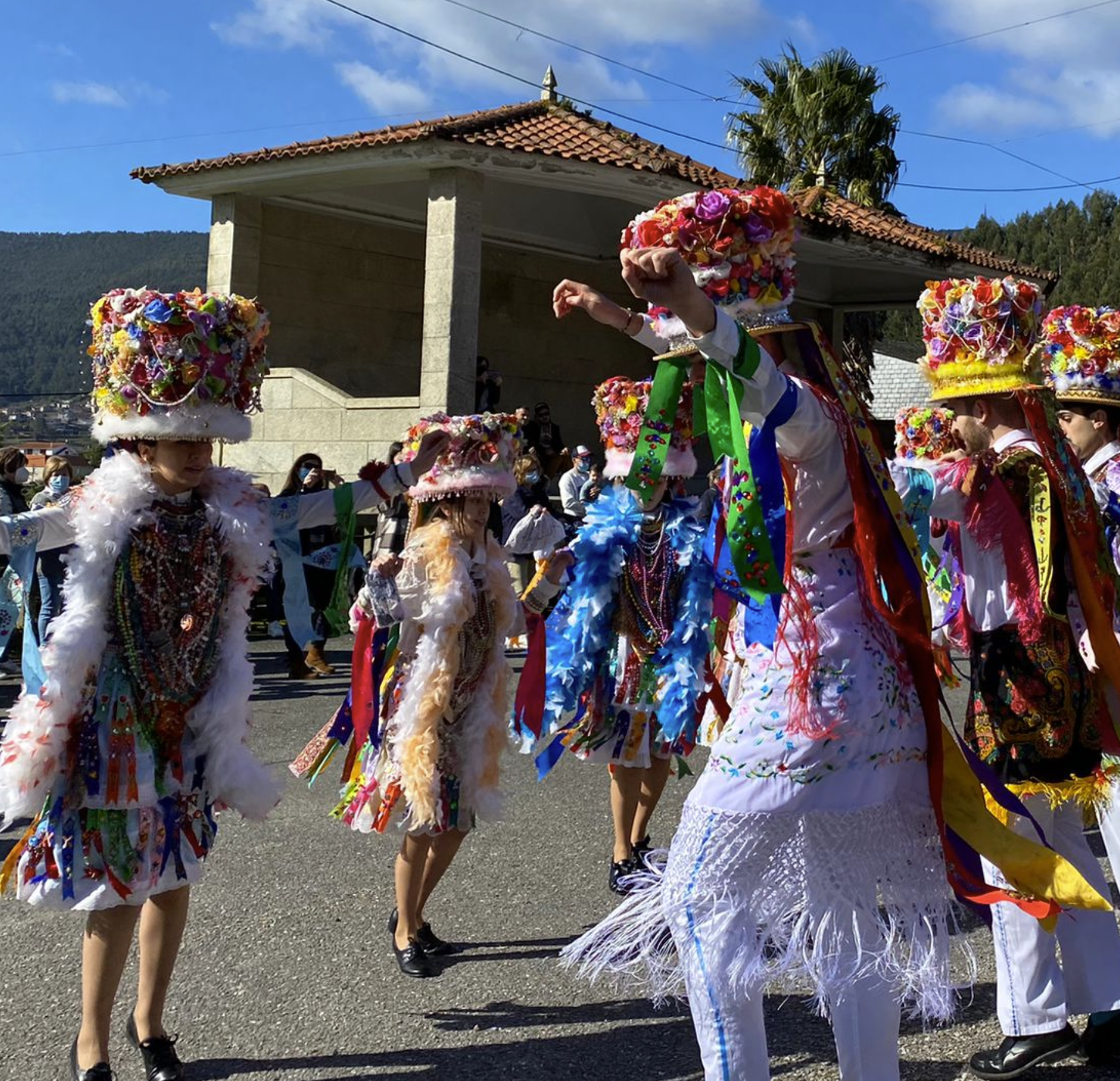 Un grupo de Madamas y Galáns a bailar en Vilaboa todos juntos en fila.
