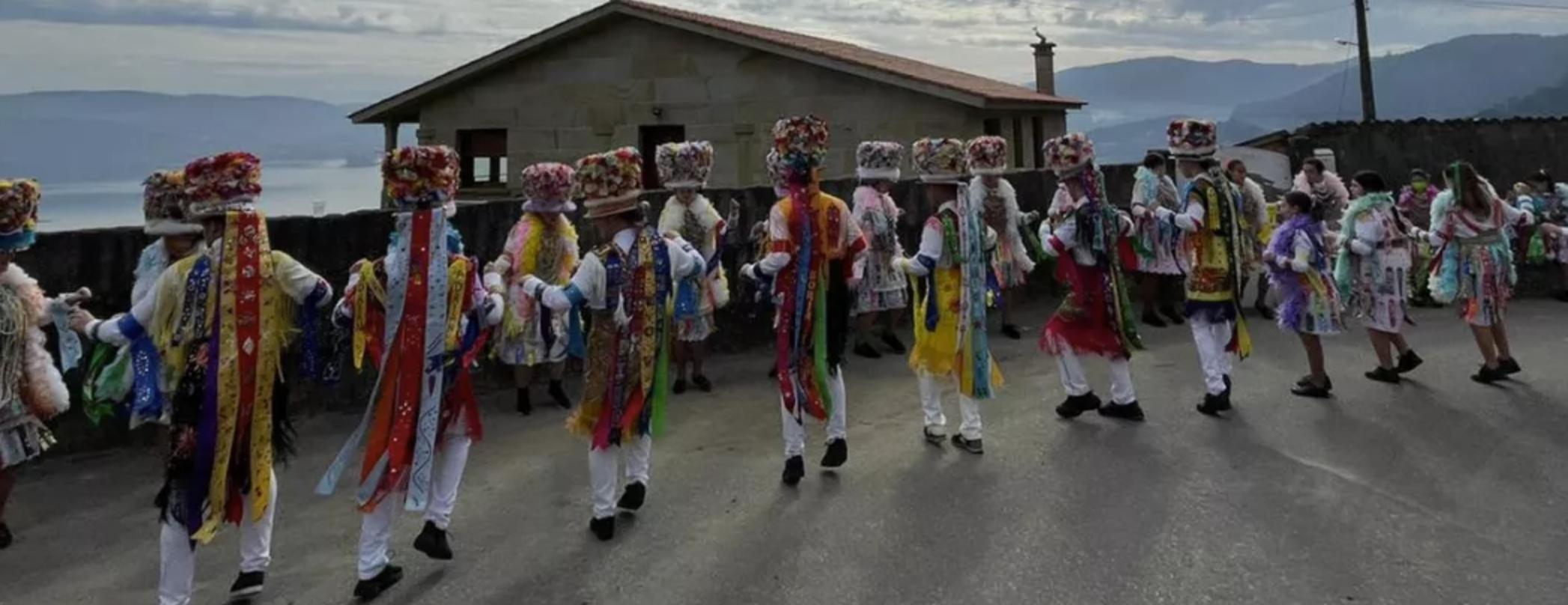 Madamas y Galáns bailando en la calle de Vilaboa.