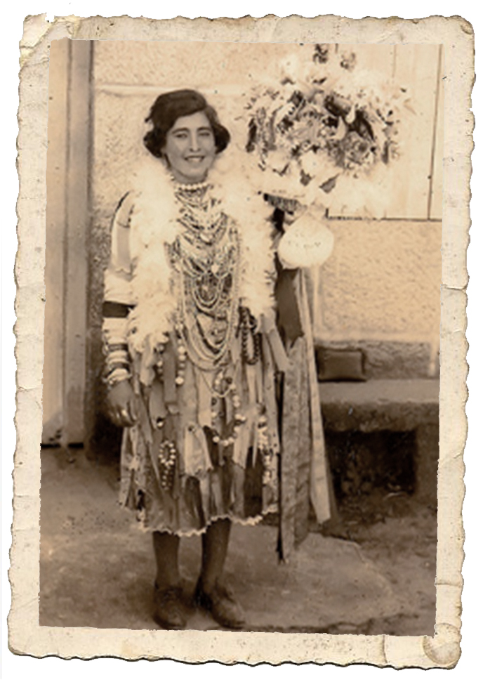 Foto de Madama 1960 con su sombrero en la mano.