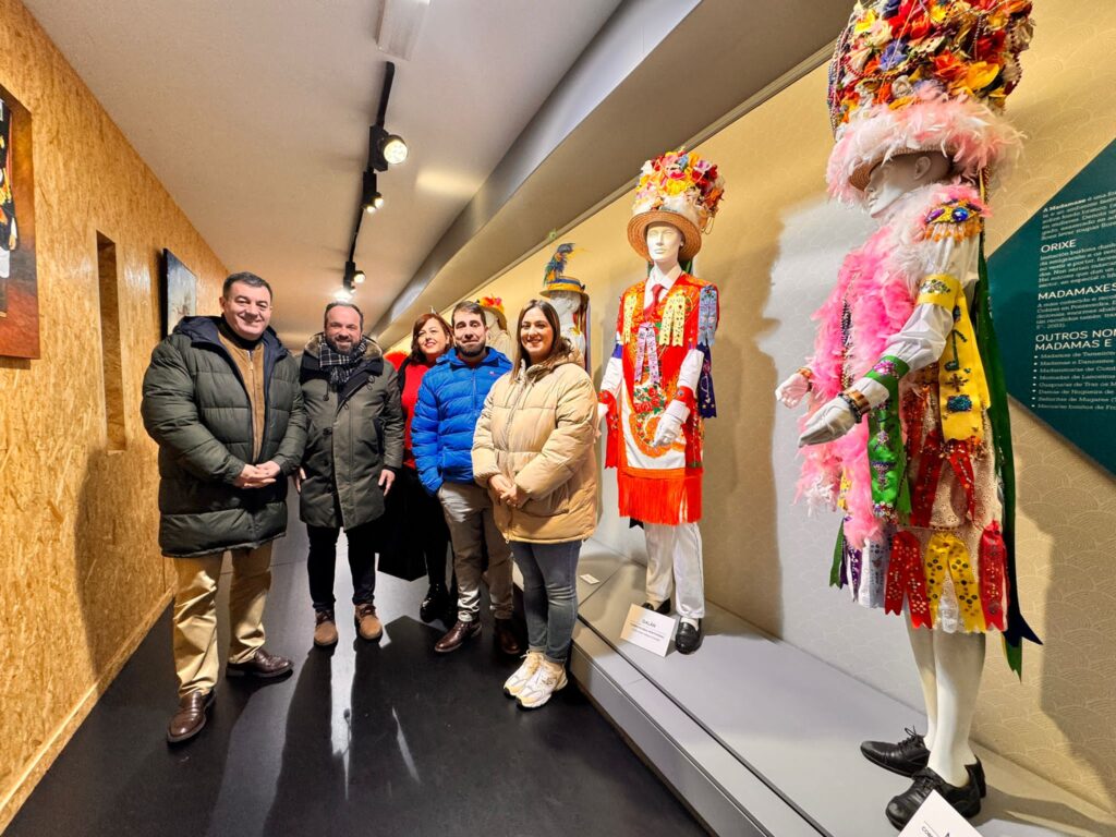 Conselleiro de Cultura, Alcalde de Vilaboa y miembros de la Asociación Cultural de Cobres en el Museo do Entroido tras la reunión para declarar BIC al Carnaval de Galicia.
